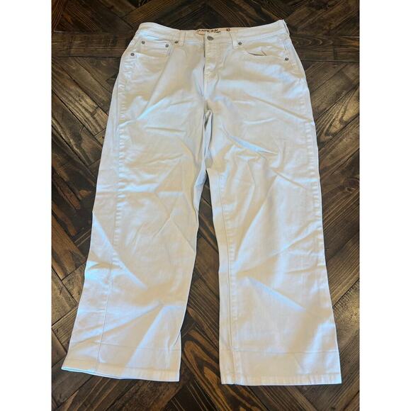 Levi’s Classic Slim Capris White Jeans Women 14 Spring Summer Cruise Beach Trip - Picture 1 of 9
